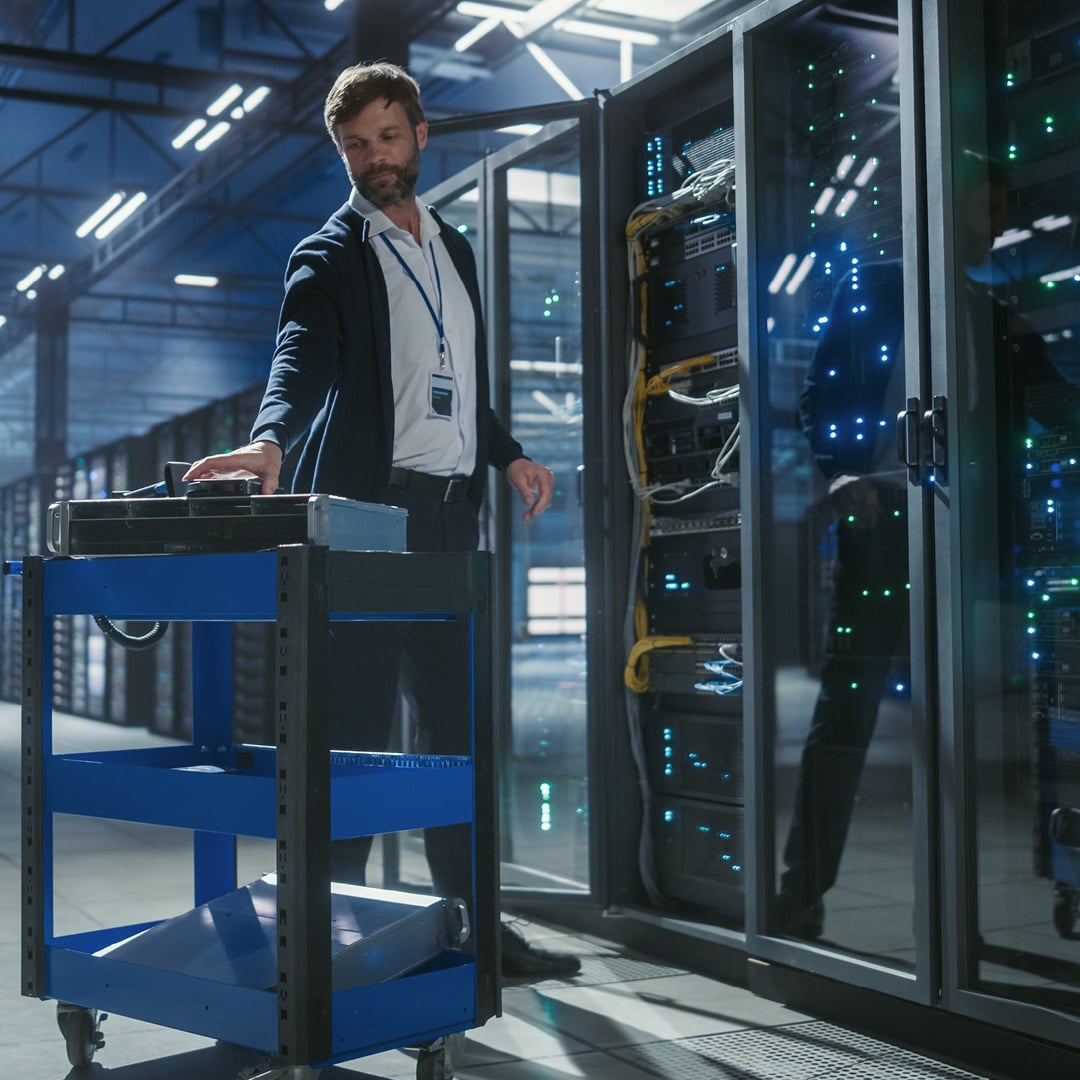 cbre-global-data-center-trends-it-technician-server-rack-facility-hero