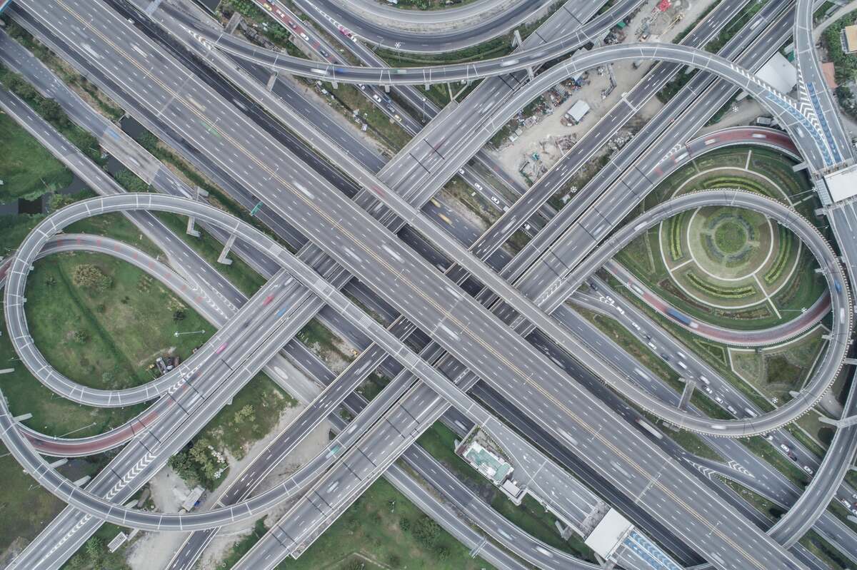 Vista aérea de um cruzamento de viadutos e rodovias