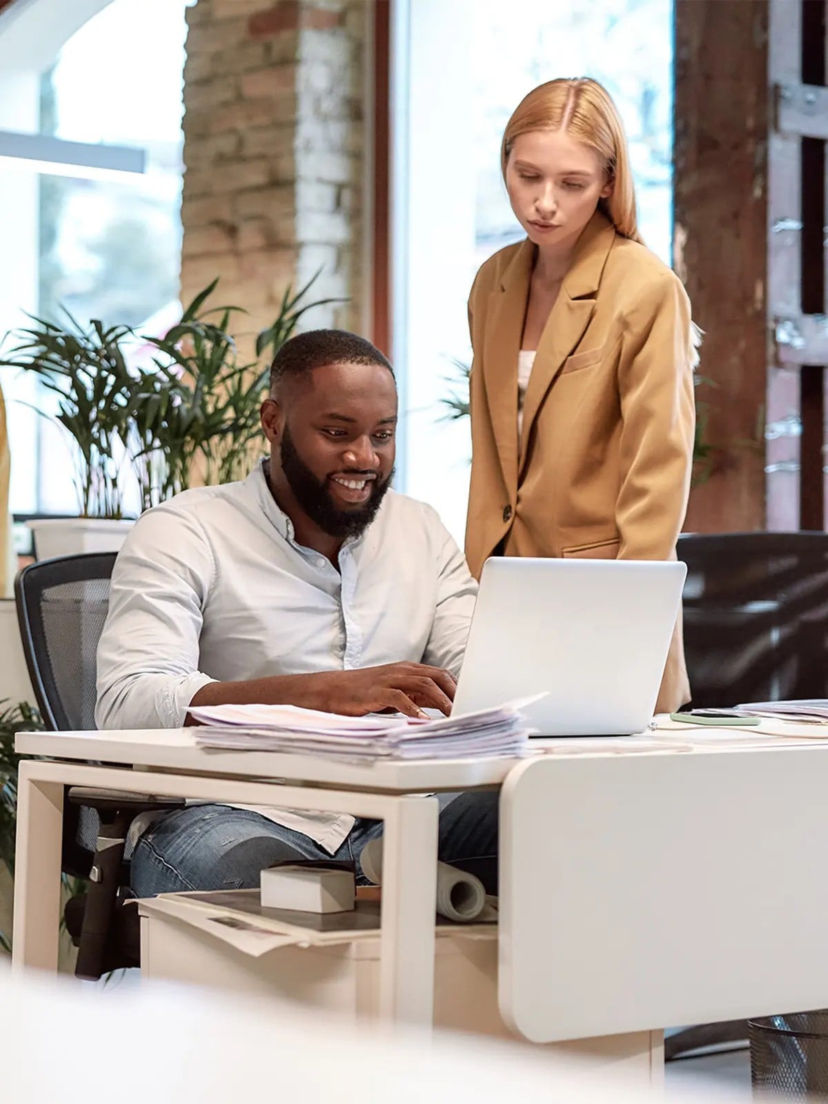 Ufficio moderno: ambienti flessibili, condivisi e progettati per il lavoro ibrido e collaborativo.