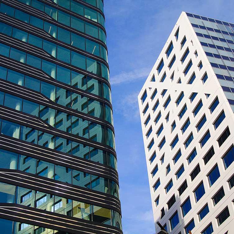 De binnenstad van Utrecht, met in de achtergrond de Domtoren en op de voorgrond de verlichte kanalen. In het water zie je een reflectie van de binnenstad en de Domtoren.