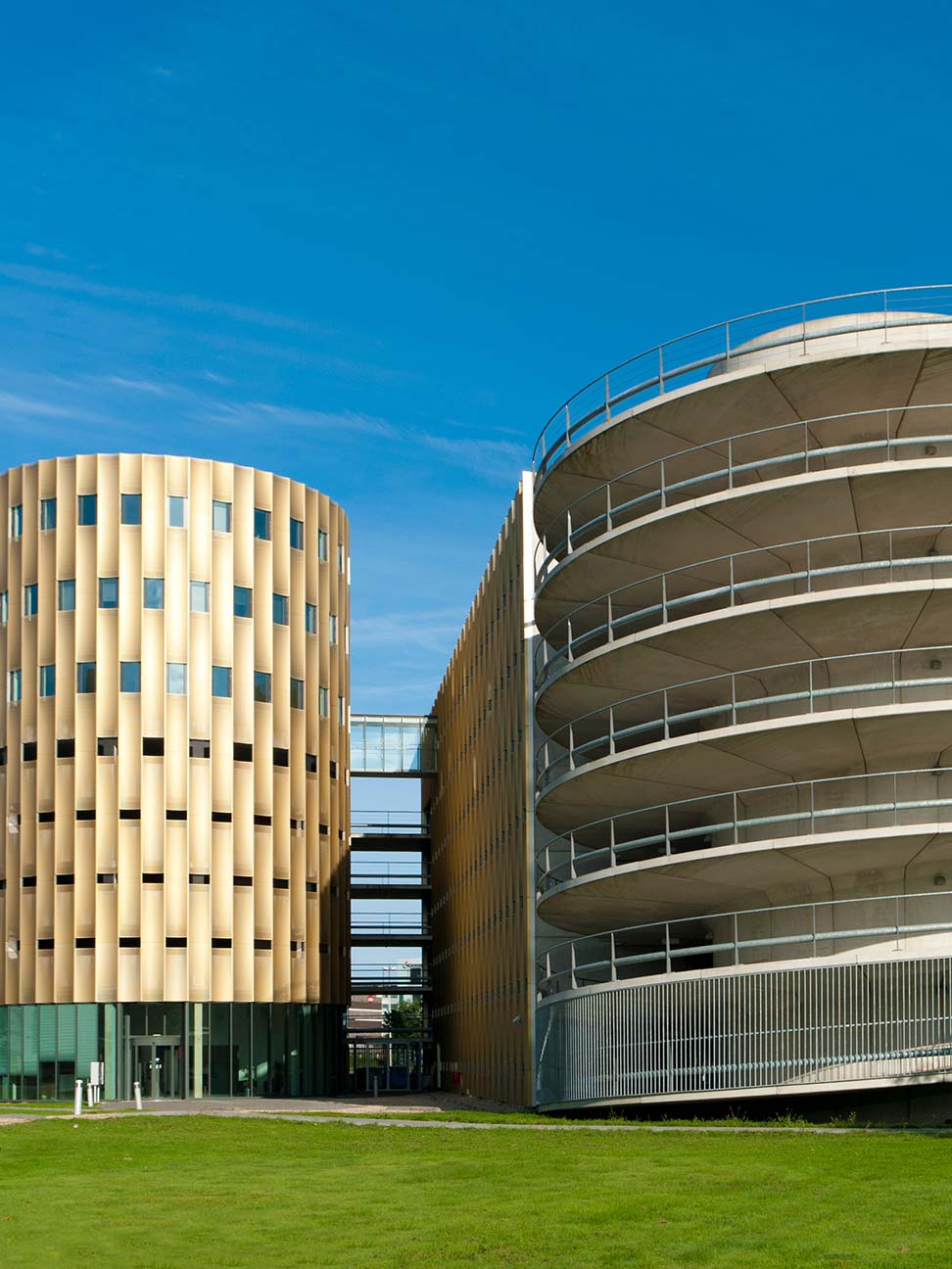 Kantoorgebouw in Zwolle met ronde toren en spiraalvormige parkeergarage. Duurzame herbestemming van vastgoed met unieke architectuur en kantoorruimte.