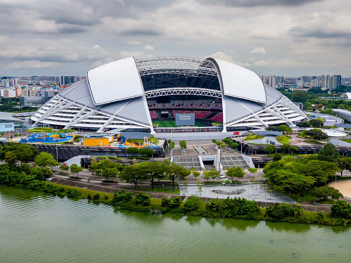 Het Singapore National Stadium in Kallang, een multifunctioneel stadion dat deel uitmaakt van de Singapore Sports Hub.
