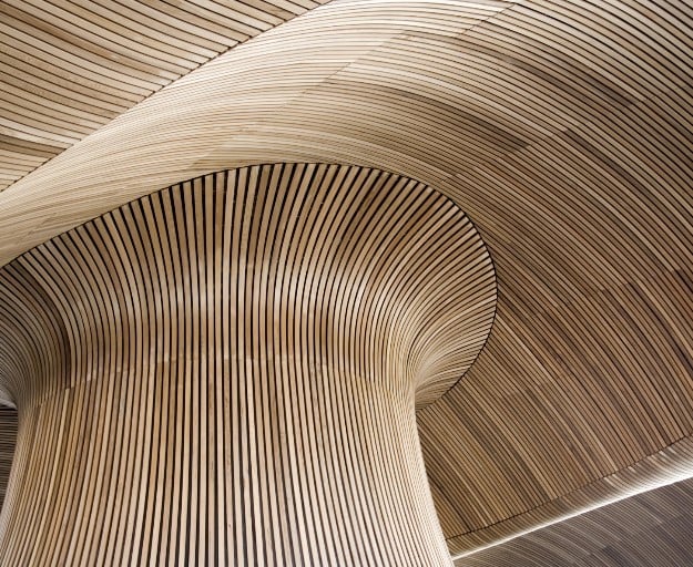 design-holzsaeule-innenraum