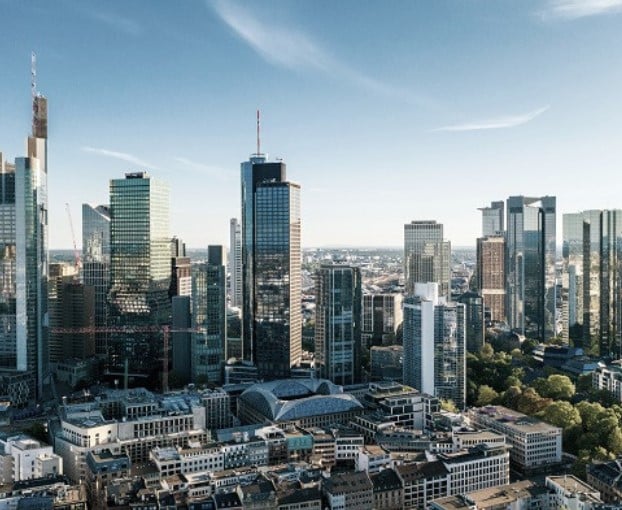 frankfurter-skyline-blauer-himmel