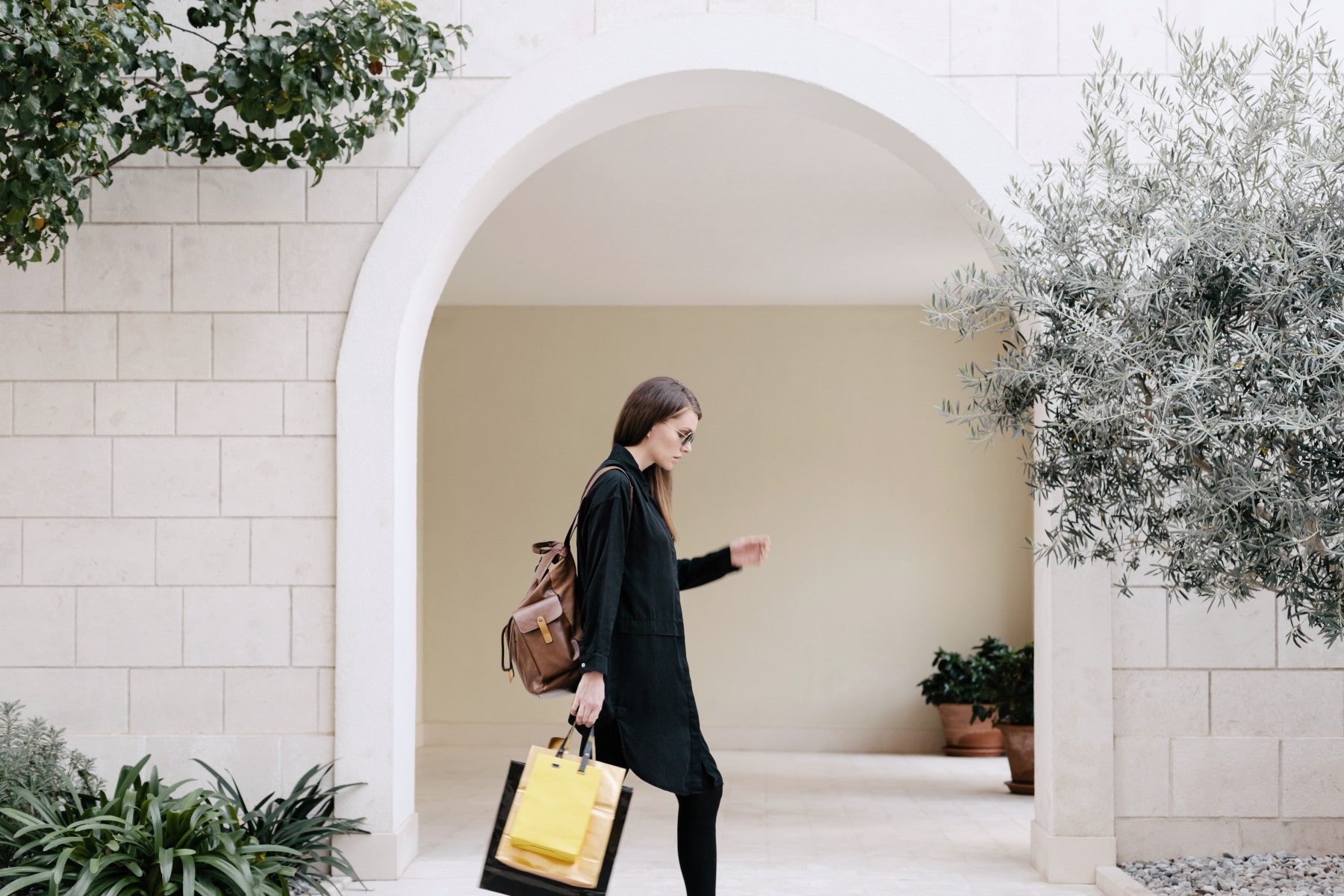 frau-torbogen-shoppingbags