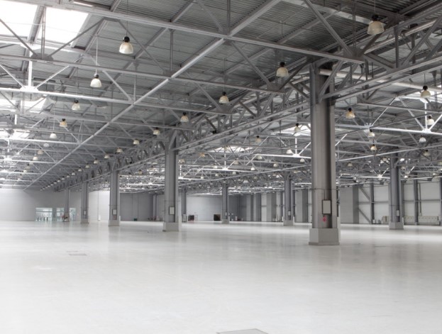 lagerhalle-leer-stahltraegerdecke