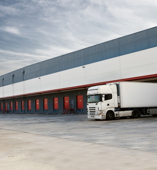 logistikhalle-laderampen-lkw