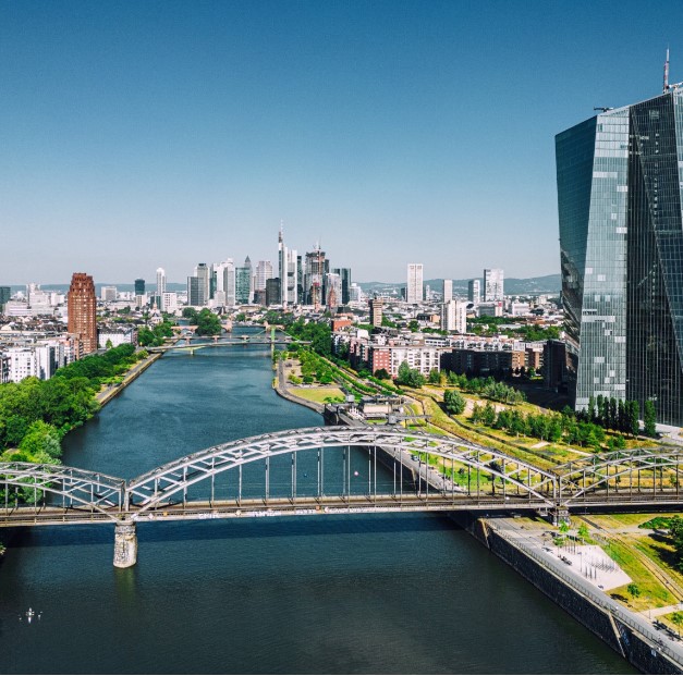 mainuferbruecke-ausblick-skyline