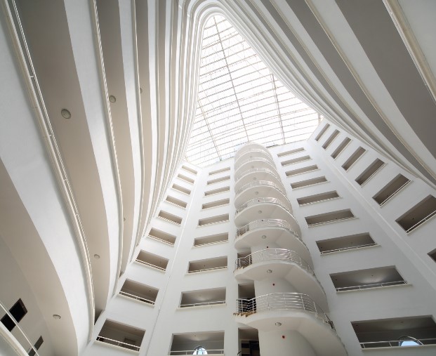 modernes-atrium-weiss