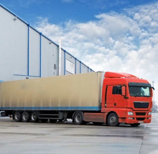 roter-lkw-lagerhalle
