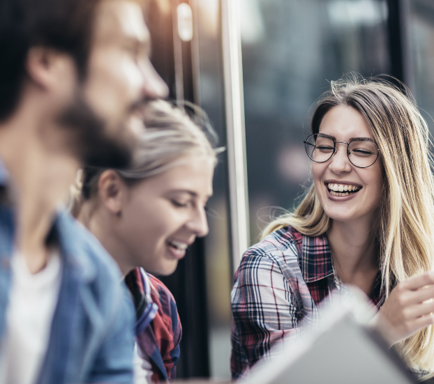 studenten-gruppe-lachen