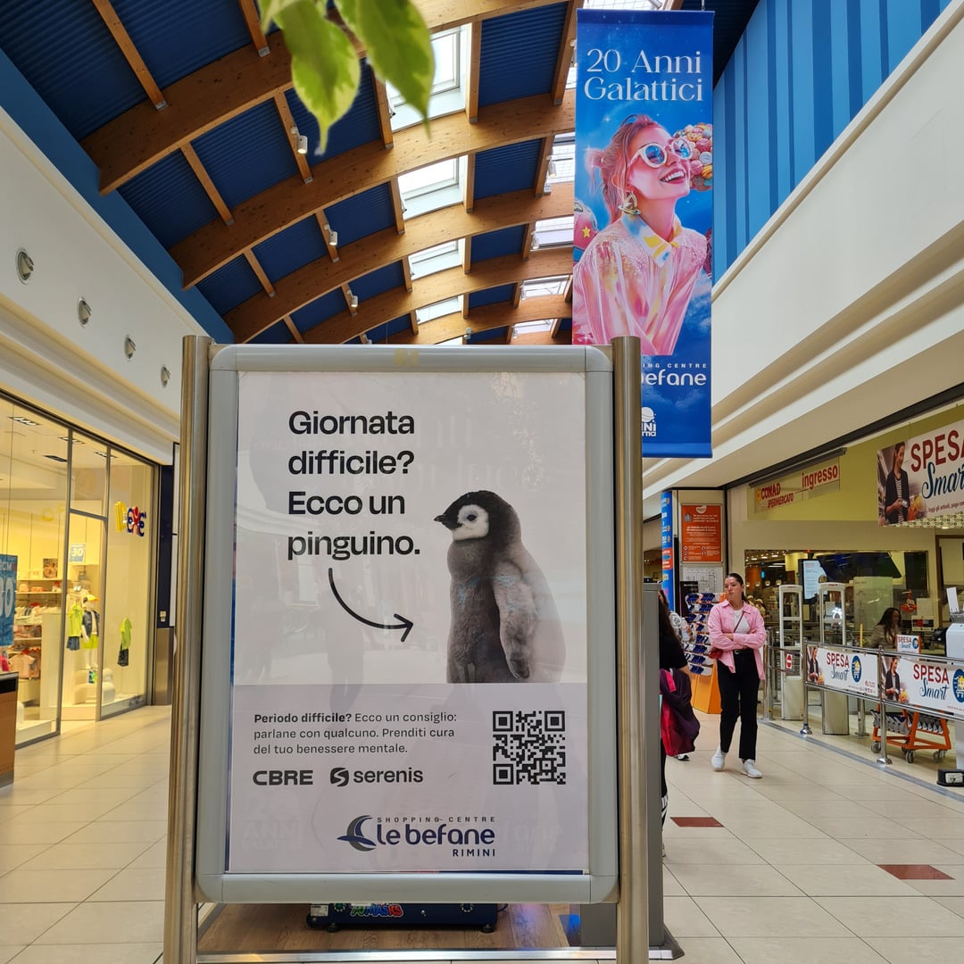 CBRE e Serenis promuovono il benessere mentale nei centri commerciali. Immagine della campagna con il pinguino, un'iniziativa per la salute mentale.