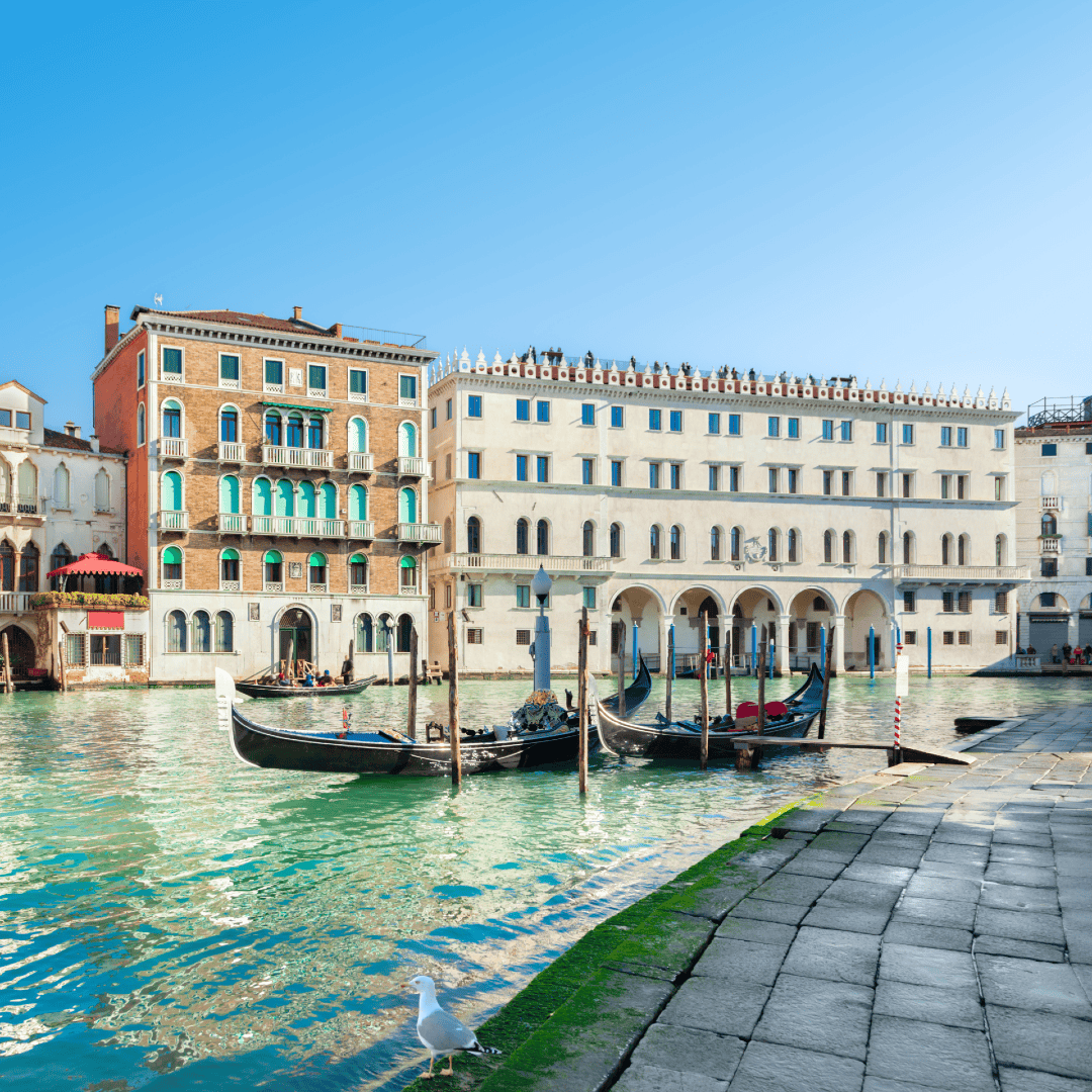  Fondaco dei Tedeschi a Venezia, edificio storico affacciato sul Canal Grande. Immagine di gondole e architettura veneziana, commercializzata da CBRE.
