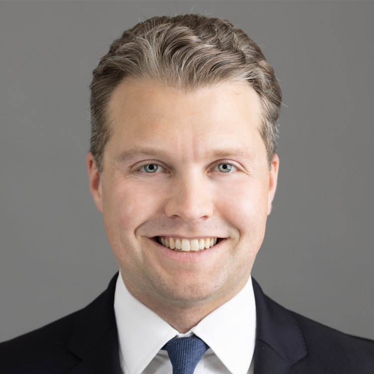 Alex Lee Bull headshot