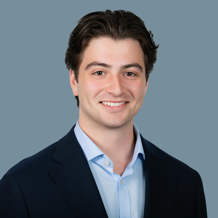 Elliot Chernov headshot