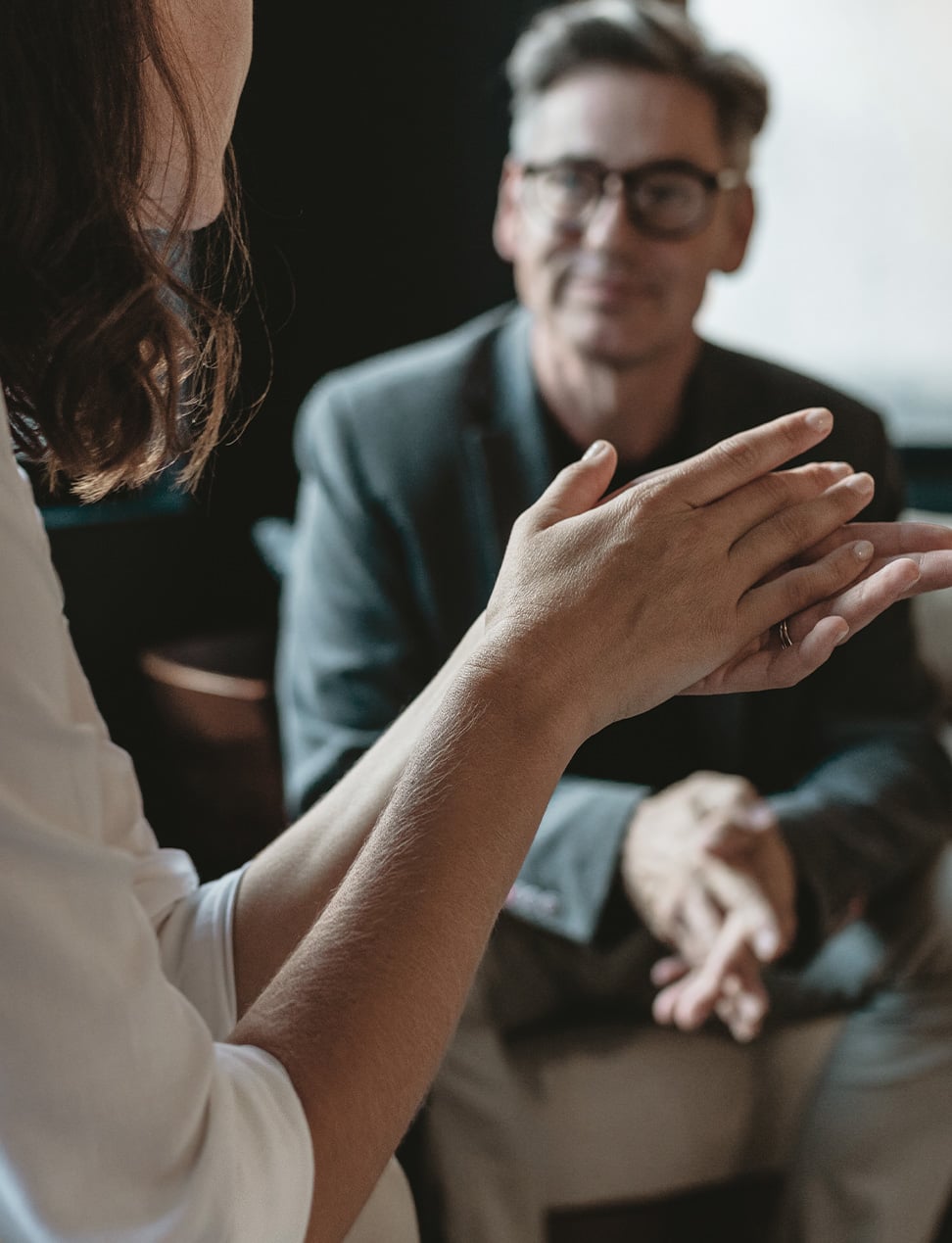 ways-to-identify-an-ethical-property-valuer-property-valuer-in-a-meeting-with-their-client