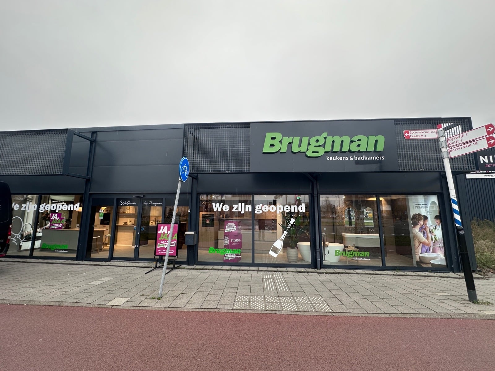 Een ingang van een winken van Brugman Keukens en Badkamers