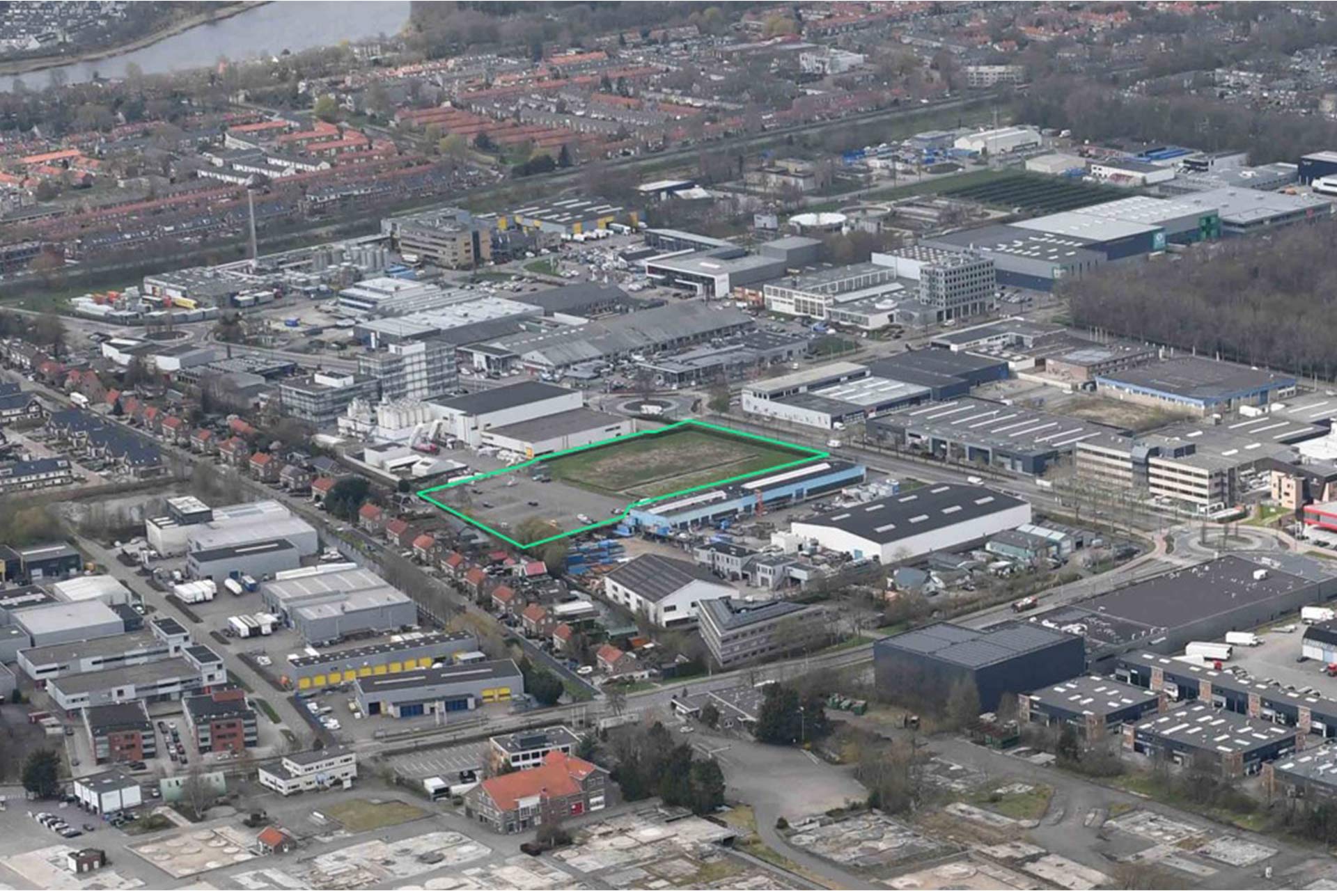 Een luchtfoto van een industrieterrein in Uithoorn waar een groene markering staat voor een ontwikkellocatie voor industrieel en logistiek vastgoed.