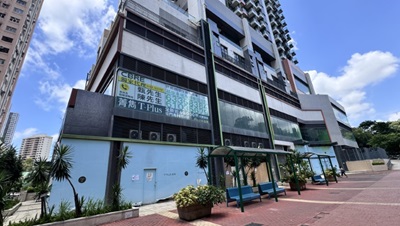 T-Plus-commercial-podium