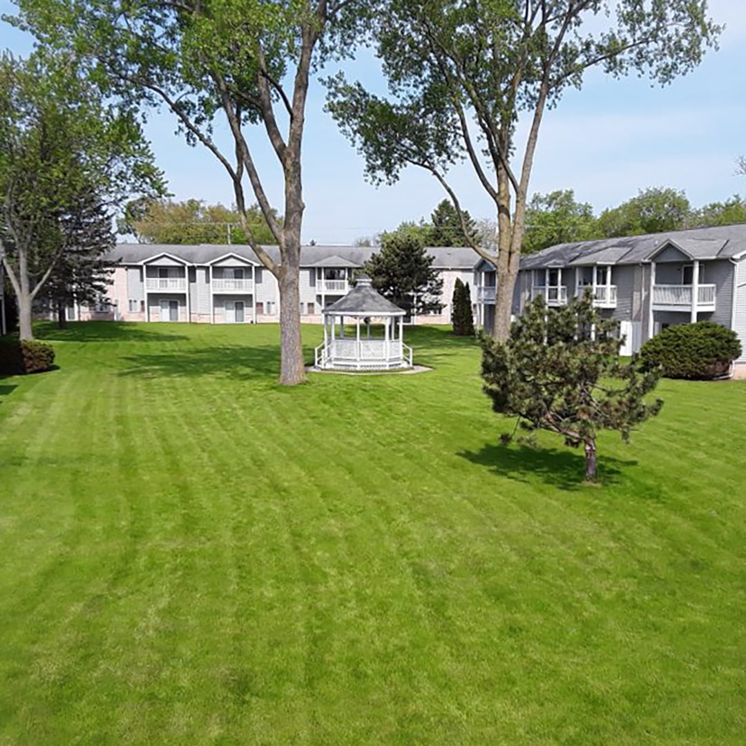 Exterior view of Bayside Townhomes, a 32-unit multifamily community located at 1523 Sheridan Road in Kenosha, Wisconsin, sold by CBRE