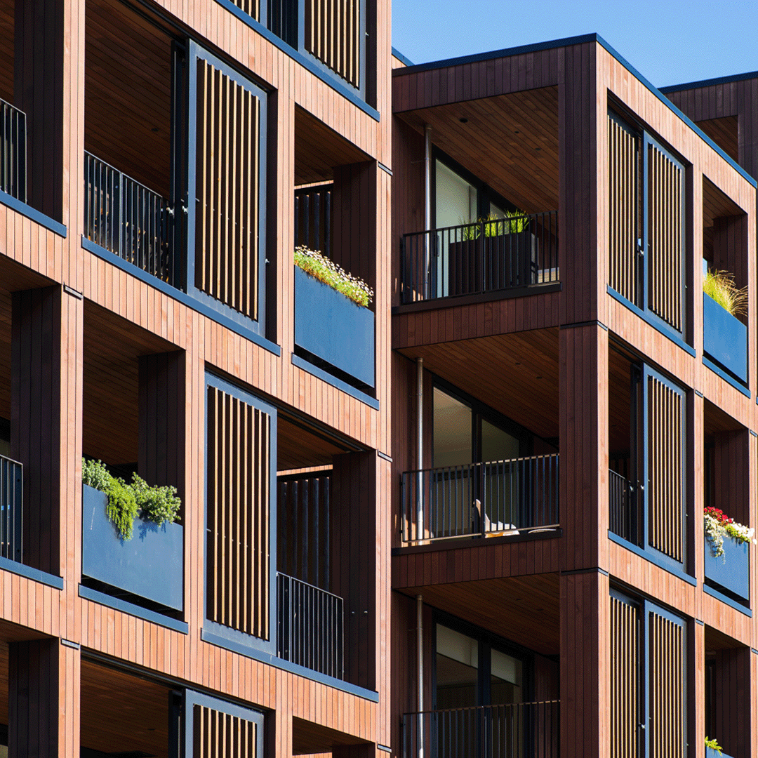 Modern U.S. apartment building with private balconies, representing stabilizing multifamily market conditions as apartment demand improves and new construction slows in Q1 2026.