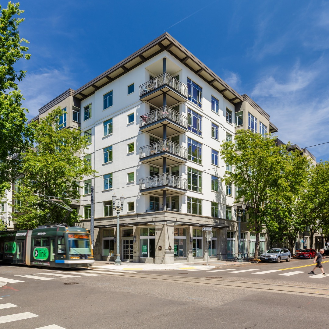 10th @ Hoyt, 178-unit multifamily community at 925 NW Hoyt St., Portland, Oregon