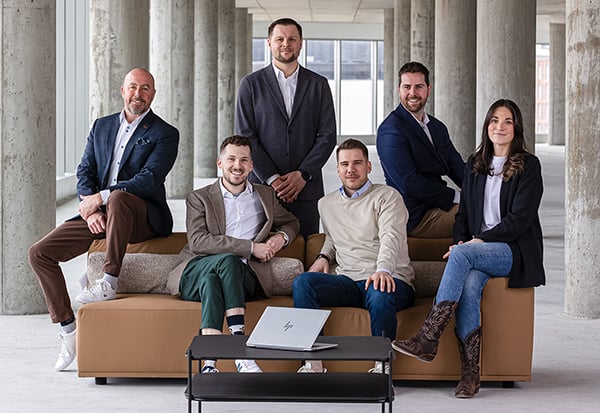 Patrick Soucy, Willam Grenon, Maxime St-Pierre, Maxime Paquet, Éloïse Gélinas, Philippe Lambert sitting on a couch